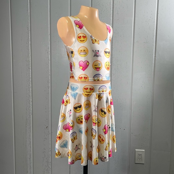 EMOJI Girl's Face Print 2 Pieces Skirt & Crop Top - Picture 7 of 8